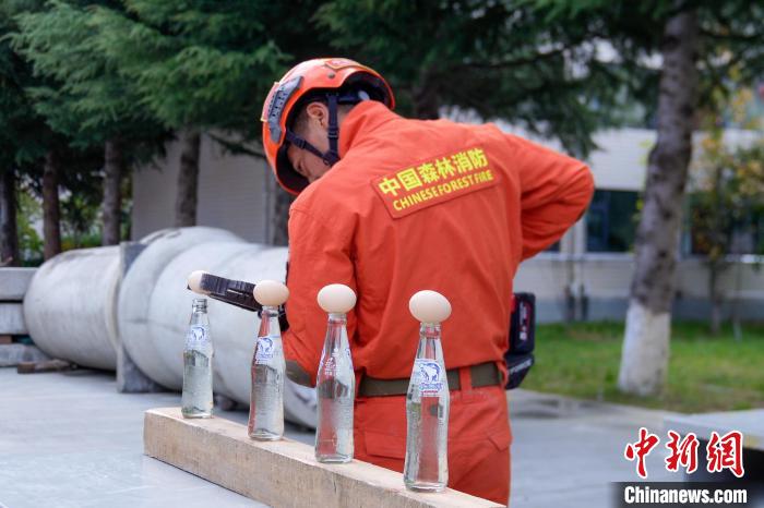 西藏林芝森林消防技能大練兵現場，消防員使用液壓鉗夾取雞蛋。　楊永龍 攝