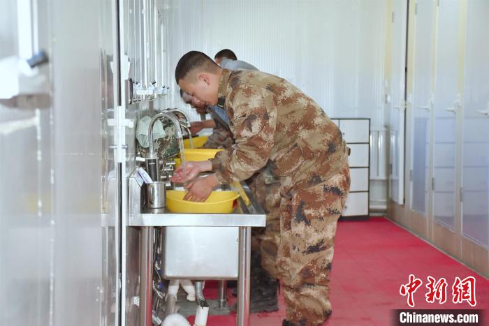 圖為阿里軍分區某邊防團官兵在新建水房洗漱。　劉曉東 攝