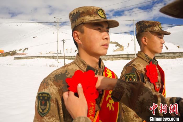 退伍老兵合照留念。　西藏山南軍分區某團供圖