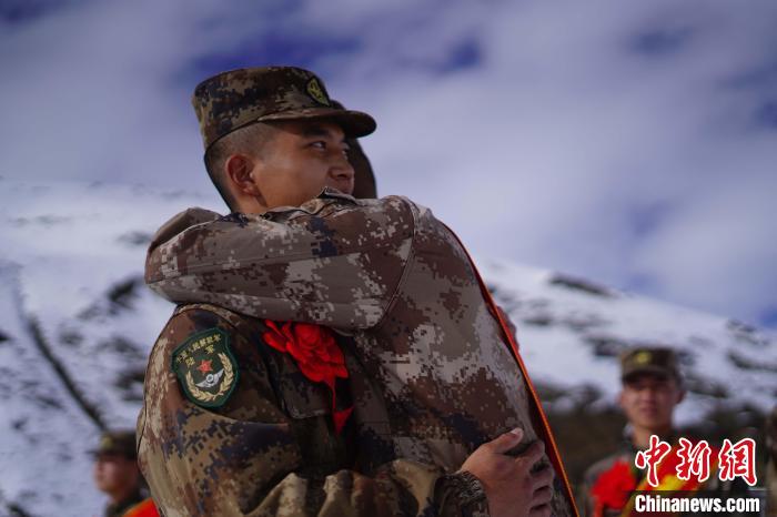 退伍老兵相擁留念。　西藏山南軍分區某團供圖