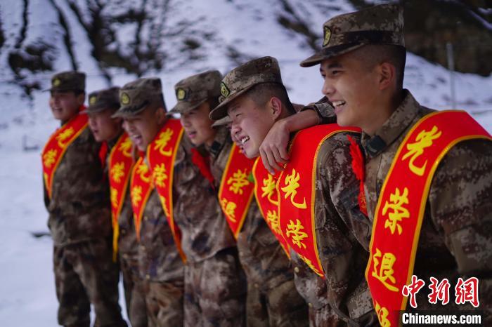 退伍老兵合照留念。　西藏山南軍分區某團供圖