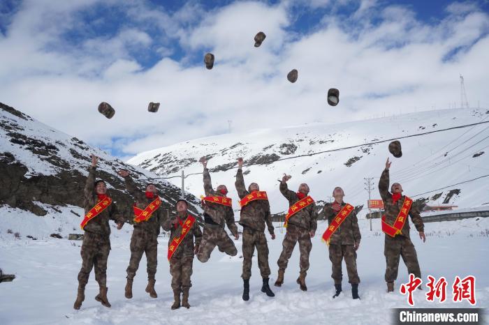 退伍老兵飛帽留念。　西藏山南軍分區某團供圖