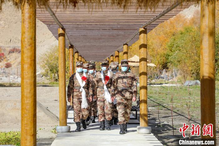 圖為什布奇邊防連退伍老兵臨別前再看一眼連隊。　劉曉東 攝