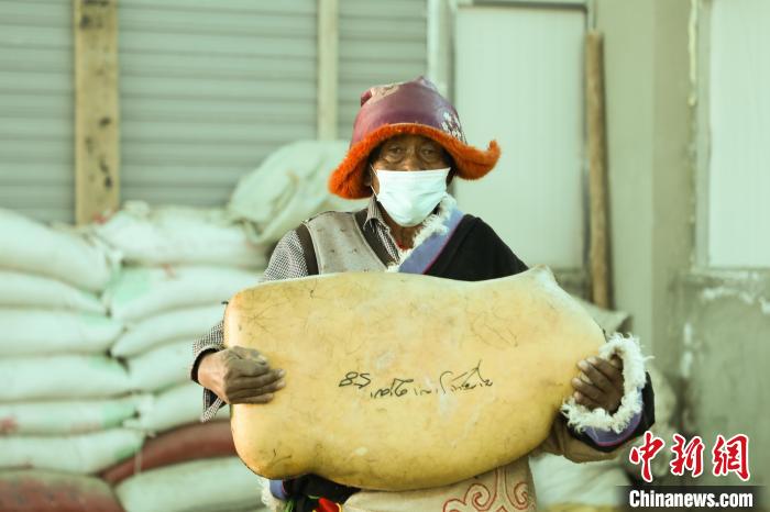 圖為茶措村牧區改革合作社酥油分紅現場?！∷骼嗜是?攝