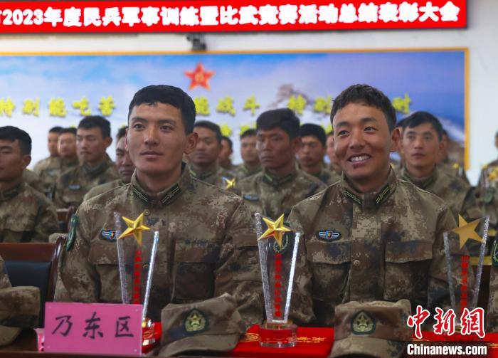 表彰大會上，獲獎選手開心瞬間?！敲衫?攝