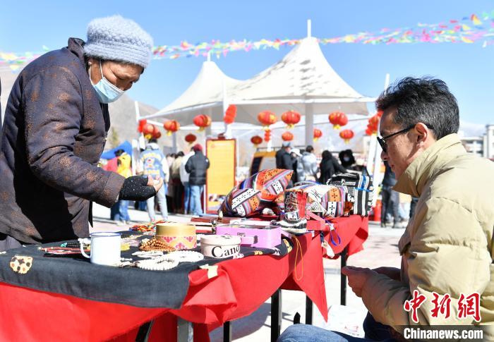 圖為展銷(xiāo)會(huì)現(xiàn)場(chǎng)。　貢嘎來(lái)松 攝