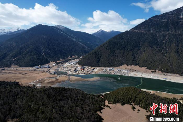 2月17日，西藏林芝魯朗小鎮(zhèn)。(無人機照片) 李林 攝