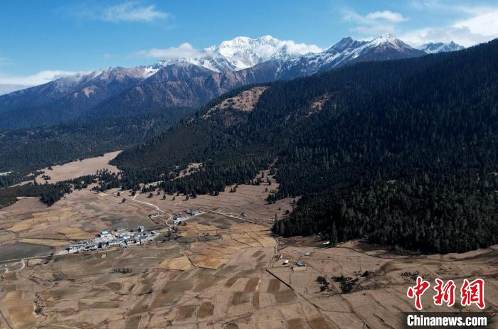 2月17日，西藏林芝魯朗小鎮(zhèn)周邊雪山與牧場。(無人機照片) 李林 攝