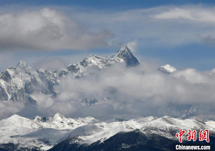 2月17日，西藏林芝色季拉山觀景臺拍到的南迦巴瓦峰。　李林 攝
