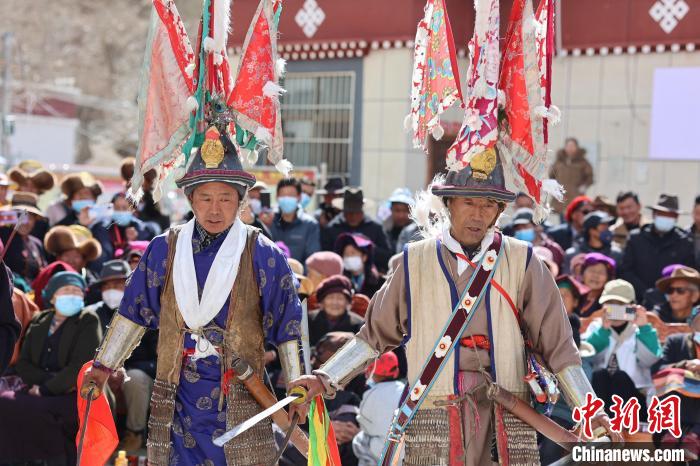 圖為兩位藝人表演瓊結“果孜”舞。　倫珠澤仁 攝