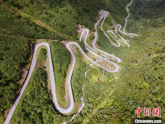 圖為西藏山南錯那縣的盤山公路，錯那縣被命名為全國“四好農(nóng)村路”示范縣。　江飛波 攝