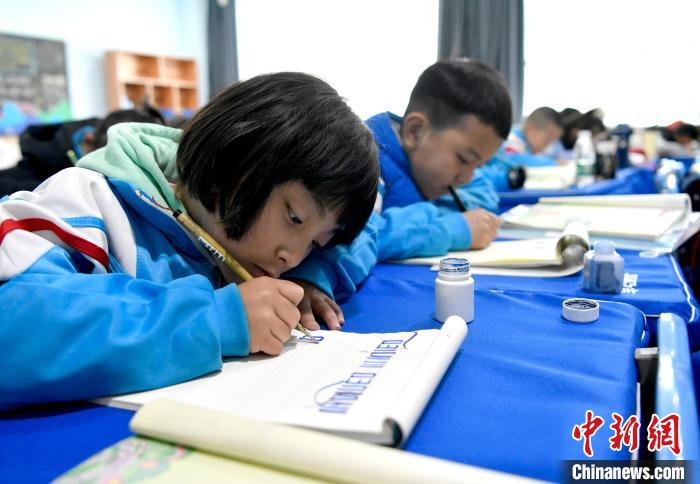 3月14日，西藏拉薩市第一小學一年級六班的學生們在藏語文課上書寫藏文?！±盍?攝