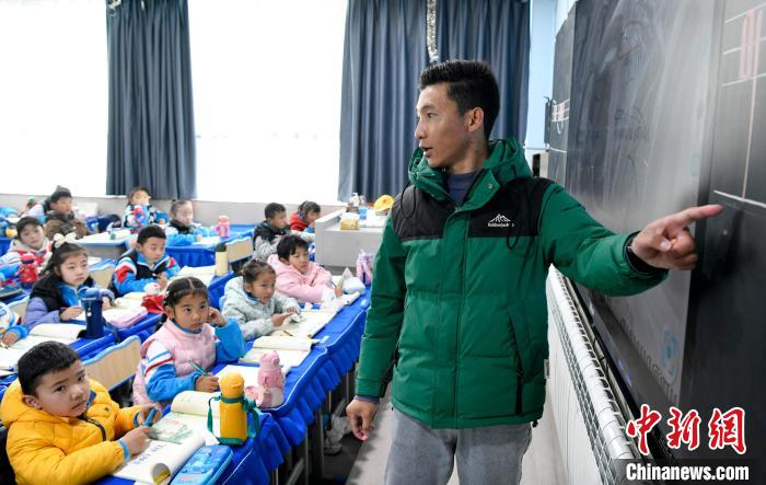 3月14日，西藏拉薩市第一小學藏語文老師拉巴次仁在課堂上。　李林 攝