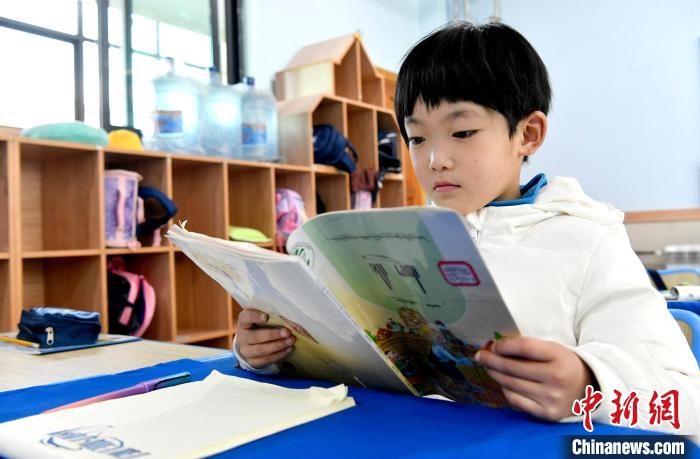 3月14日，西藏拉薩市第一小學一年級六班學生丁增樂吉在閱讀藏語課本?！±盍?攝