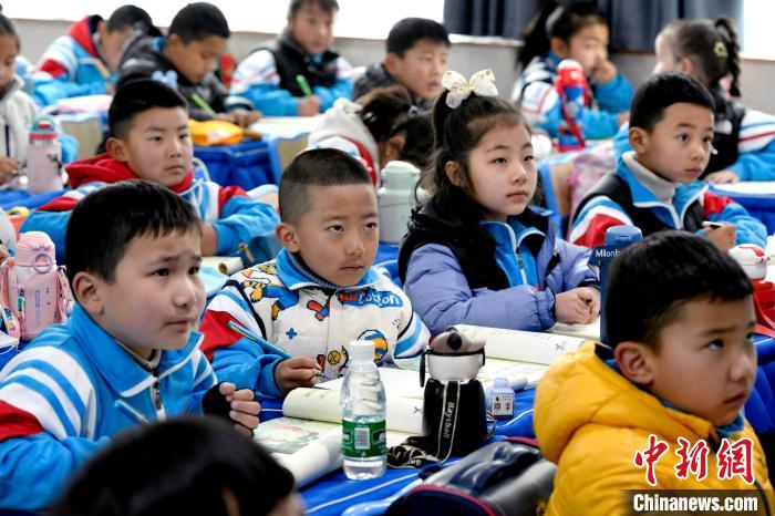 3月14日，西藏拉薩市第一小學一年級六班學生正在上藏語文課?！±盍?攝
