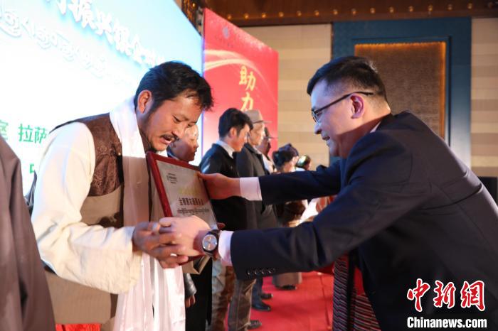 圖為拉薩市銀企對(duì)接洽談會(huì)現(xiàn)場(chǎng)?！「裆愔?攝
