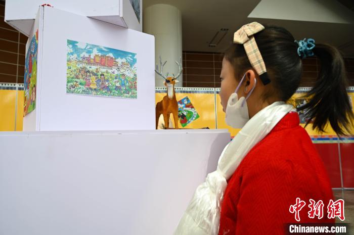 圖為學生參觀繪畫展?！≮w朗 攝