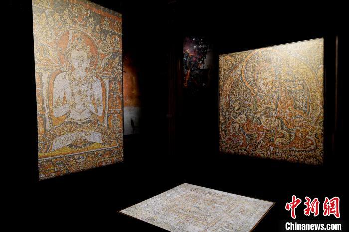 3月31日，觀眾欣賞展覽中的作品。　李林 攝