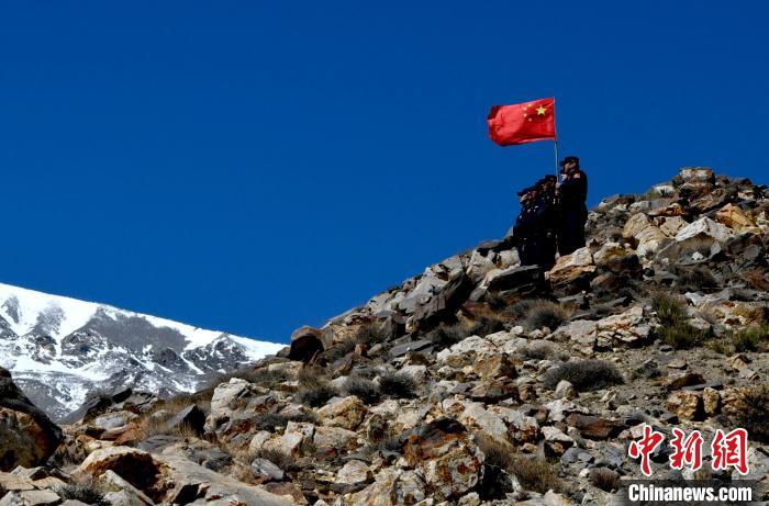 底雅邊境派出所民警夏永軍(右一)在巡邏中?！±盍?攝