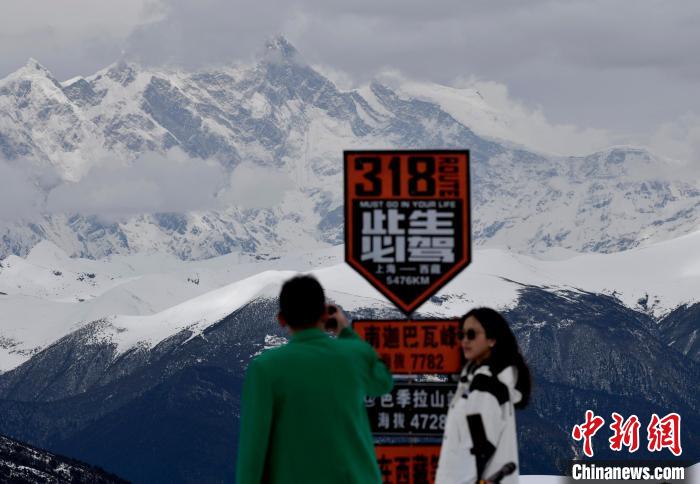 圖為5月14日，西藏林芝色季拉山觀景臺，游客遠眺南迦巴瓦峰?！　±盍?攝