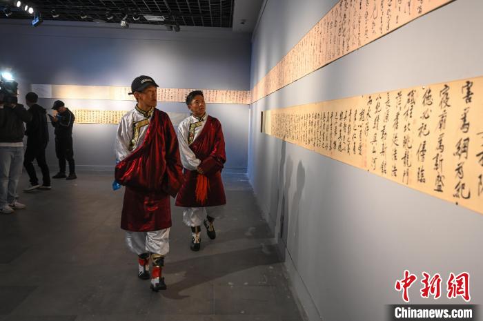圖為學(xué)生參觀黃庭堅(jiān)書法文獻(xiàn)展。　趙朗 攝
