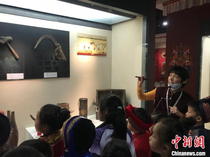 圖為中國人民大學附屬中學第二分校的小朋友們參觀“雪域星光——西藏傳統(tǒng)文化藝術(shù)展”。　陳建新 攝