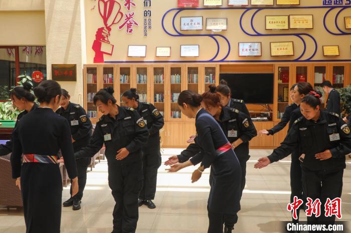 日喀則火車站客運人員學(xué)習(xí)服務(wù)禮儀。　斗山得 攝