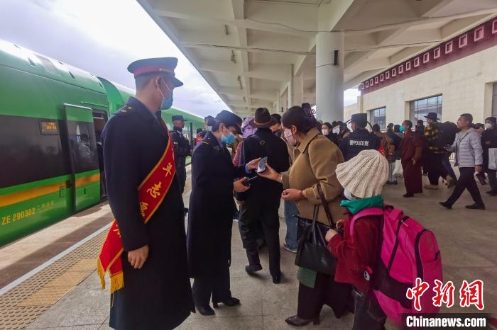 日喀則火車站工作人員引導(dǎo)乘客乘坐高原復(fù)興號。　斗山得 攝