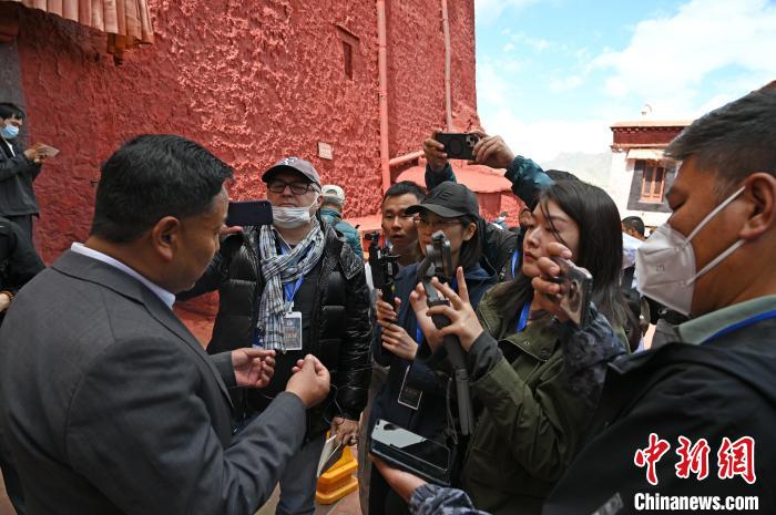 圖為中外媒體采訪布達拉宮管理處相關負責人?！≮w朗 攝
