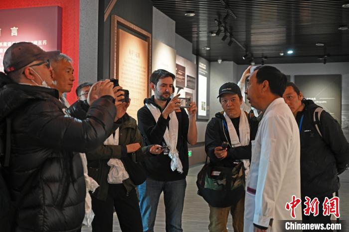 圖為中外媒體采訪西藏自治區藏醫院相關負責人?！≮w朗 攝