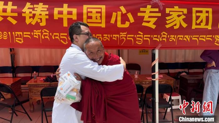 西藏自治區昌都市左貢縣田妥鎮義診點，一位僧人對北京京煤集團總醫院呼吸科主任醫師陳亮表示感謝。　曹旭帆 攝