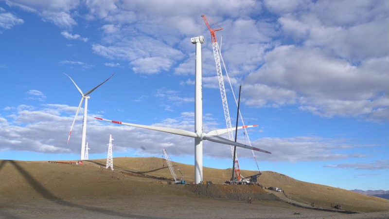 西藏措美哲古風電場首批3.6兆瓦風電機組吊裝。受訪者供圖