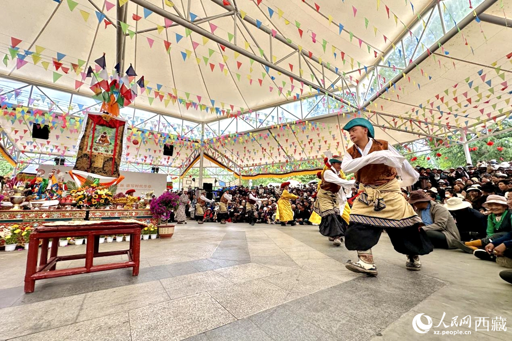 拉薩市宗角祿康公園舉行傳統(tǒng)藏戲劇目展演。