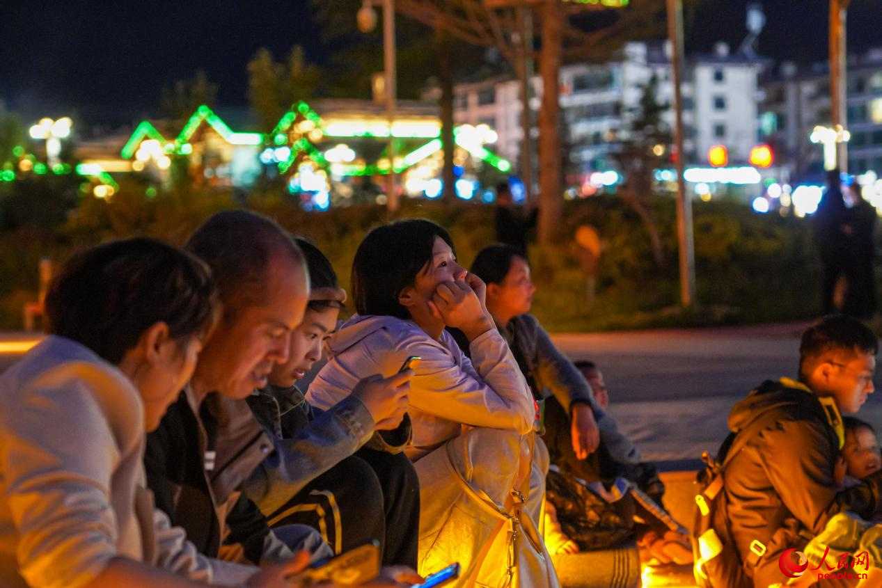 市民坐在西藏林芝市民族團結廣場臺階上欣賞音樂噴泉。人民網記者 趙晨攝