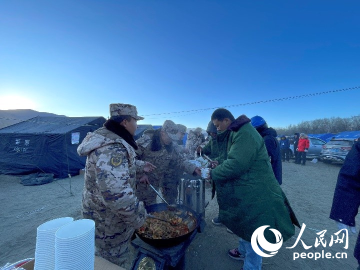 子弟兵為受災群眾分發早餐。人民網記者 郝潔攝
